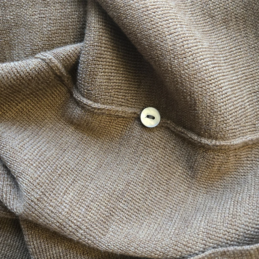 Brooks Brothers Womens 100% Fine Italian Merino Wool Button Cardigan Size M Tan - Picture 4 of 4